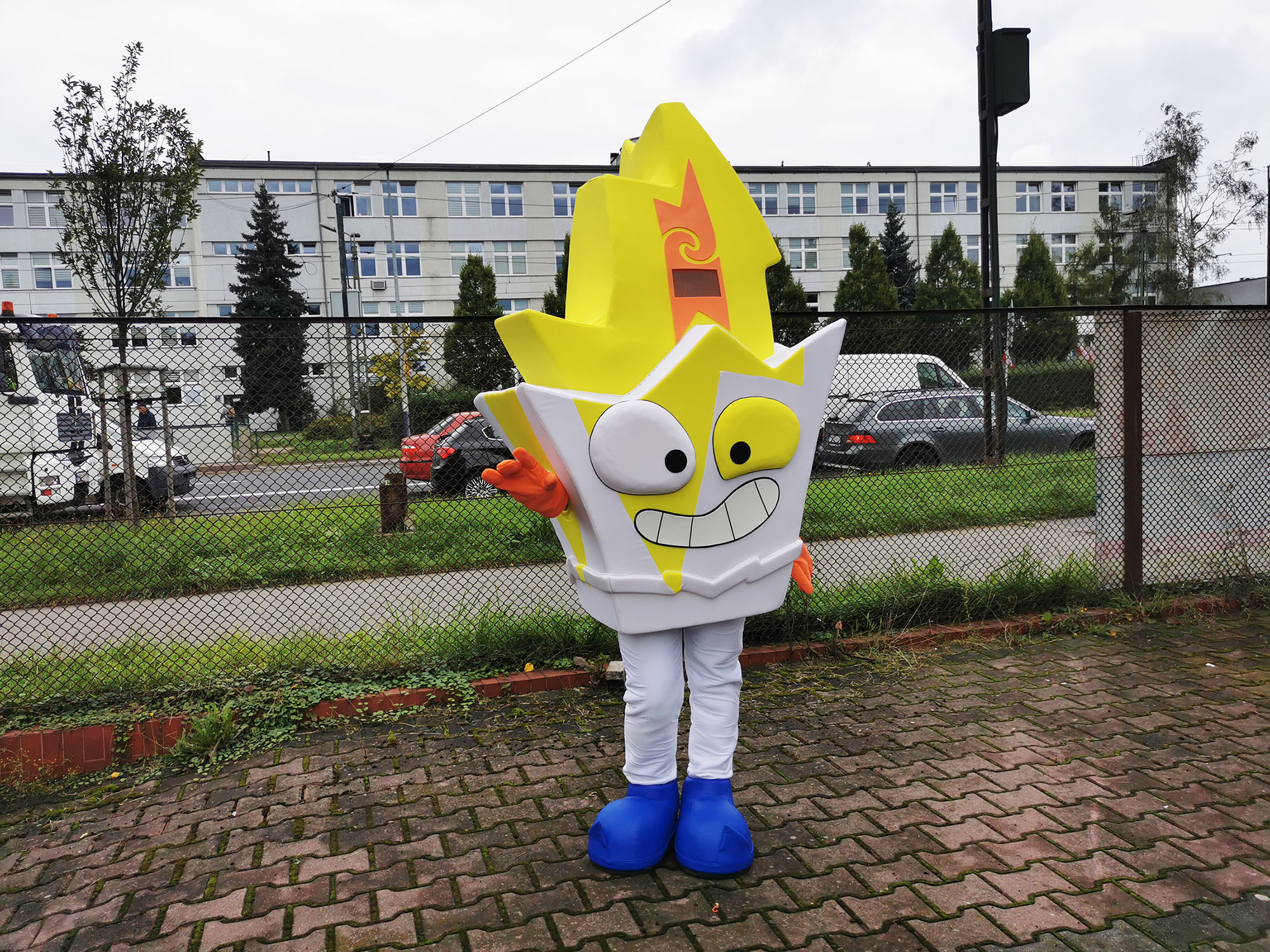 Na fotografii widnieje kostium w postaci figurki SuperZings Neon Blast w pobliżu siedziby firmy Elabika